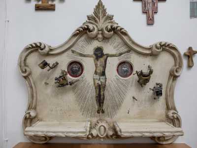 Impossibilitato a parlarci, Simone ci ha fatto per� entrare nel suo studio che rappresenta un vero e proprio museo del tatuaggio